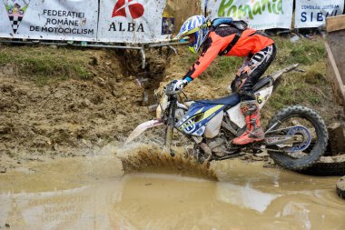 SIBIU, ROMANIA - 12 HAZİRAN - 16 HAZİRAN: KTM motosikletli Red Bull ROMANIACS Hard Enduro Rallisi Copetitors. Dünyanın en zor dayanıklı rallisi. 12 Temmuz - 16 Temmuz 2016 Sibiu, Romanya.