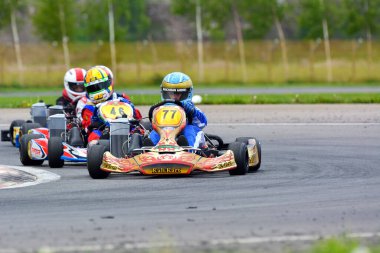 PREJMER, BRASOV, ROMANIA - 3 MAYIS: Ulusal Karting Şampiyonası Dunlop 2015 'te 3 Mayıs 2015' te Romanya 'nın Prejmer kentinde yarışan bilinmeyen pilotlar