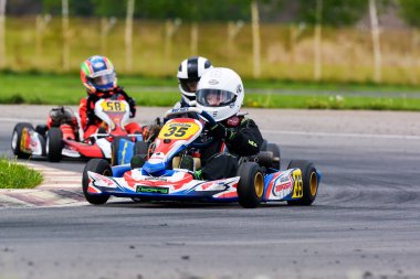 PREJMER, BRASOV, ROMANIA - 3 MAYIS: Ulusal Karting Şampiyonası Dunlop 2015 'te 3 Mayıs 2015' te Romanya 'nın Prejmer kentinde yarışan bilinmeyen pilotlar