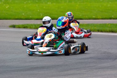 PREJMER, BRASOV, ROMANIA - 3 MAYIS: Ulusal Karting Şampiyonası Dunlop 2015 'te 3 Mayıs 2015' te Romanya 'nın Prejmer kentinde yarışan bilinmeyen pilotlar