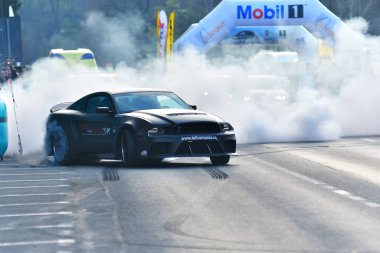 BRASOV, ROMANIA - 30 Mart 01 Nisan 2017: Bilinmeyen pilotlar Tess Rallisi Brasov 2017 'de 30 Mart 2017' de Romanya 'nın Brasov kentinde yarışıyor