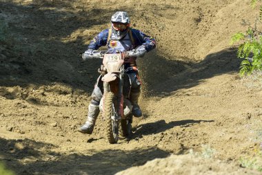 SIBIU, ROMANIA - 16 Temmuz: bir KTM motosiklet ile Red Bull ROMANIACS Hard Enduro Rallisi bilinmeyen bir rakip. Dünyanın en zor dayanıklı rallisi. 12-16 Temmuz 2016 Sibiu, Romanya.