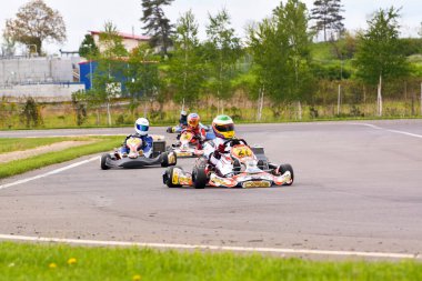 PREJMER, BRASOV, ROMANIA - 3 MAYIS: Ulusal Karting Şampiyonası Dunlop 2015 'te 3 Mayıs 2015' te Romanya 'nın Prejmer kentinde yarışan bilinmeyen pilotlar
