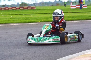 PREJMER, BRASOV, ROMANIA - 3 MAYIS: Ulusal Karting Şampiyonası Dunlop 2015 'te 3 Mayıs 2015' te Romanya 'nın Prejmer kentinde yarışan bilinmeyen pilotlar