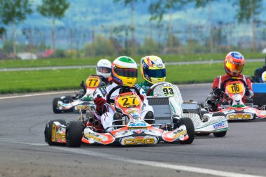 PREJMER, BRASOV, ROMANIA - 3 MAYIS: Ulusal Karting Şampiyonası Dunlop 2015 'te 3 Mayıs 2015' te Romanya 'nın Prejmer kentinde yarışan bilinmeyen pilotlar