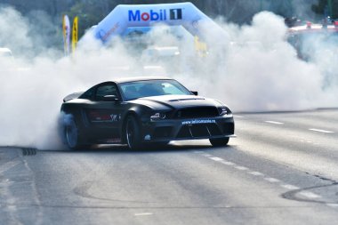 BRASOV, ROMANIA - 30 Mart 01 Nisan 2017: Bilinmeyen pilotlar Tess Rallisi Brasov 2017 'de 30 Mart 2017' de Romanya 'nın Brasov kentinde yarışıyor