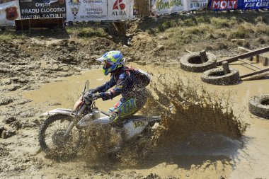 SIBIU, ROMANIA - 12 HAZİRAN - 16 HAZİRAN: KTM motosikletli Red Bull ROMANIACS Hard Enduro Rallisi Copetitors. Dünyanın en zor dayanıklı rallisi. 12 Temmuz - 16 Temmuz 2016 Sibiu, Romanya.