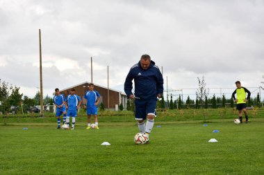 GHIMBAV, BRASOV, ROMANIA - 3 Ağustos 2016: Çocuklar için futbol kampı, FOREX GHIMBAV, Romanya 03 Ağustos 2016