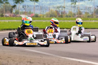 PREJMER, BRASOV, ROMANIA - 3 MAYIS: Ulusal Karting Şampiyonası Dunlop 2015 'te 3 Mayıs 2015' te Romanya 'nın Prejmer kentinde yarışan bilinmeyen pilotlar