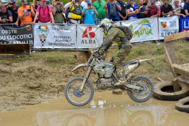 SIBIU, ROMANIA - 12 HAZİRAN - 16 HAZİRAN: KTM motosikletli Red Bull ROMANIACS Hard Enduro Rallisi Copetitors. Dünyanın en zor dayanıklı rallisi. 12 Temmuz - 16 Temmuz 2016 Sibiu, Romanya.