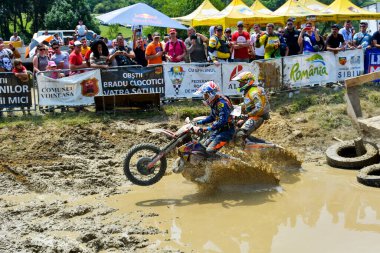 SIBIU, ROMANIA - 16 Temmuz: bir KTM motosiklet ile Red Bull ROMANIACS Hard Enduro Rallisi bilinmeyen bir rakip. Dünyanın en zor dayanıklı rallisi. 12-16 Temmuz 2016 Sibiu, Romanya.