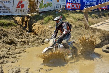 SIBIU, ROMANIA - 12 HAZİRAN - 16 HAZİRAN: KTM motosikletli Red Bull ROMANIACS Hard Enduro Rallisi Copetitors. Dünyanın en zor dayanıklı rallisi. 12 Temmuz - 16 Temmuz 2016 Sibiu, Romanya.