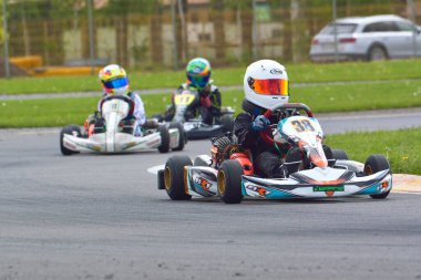 PREJMER, BRASOV, ROMANIA - 3 MAYIS: Ulusal Karting Şampiyonası Dunlop 2015 'te 3 Mayıs 2015' te Romanya 'nın Prejmer kentinde yarışan bilinmeyen pilotlar