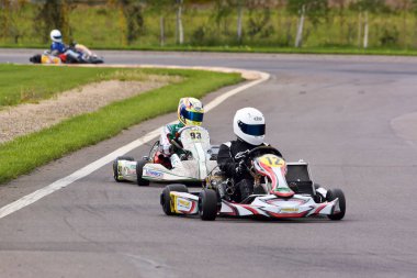 PREJMER, BRASOV, ROMANIA - 3 MAYIS: Ulusal Karting Şampiyonası Dunlop 2015 'te 3 Mayıs 2015' te Romanya 'nın Prejmer kentinde yarışan bilinmeyen pilotlar