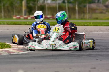 PREJMER, BRASOV, ROMANIA - 3 MAYIS: Ulusal Karting Şampiyonası Dunlop 2015 'te 3 Mayıs 2015' te Romanya 'nın Prejmer kentinde yarışan bilinmeyen pilotlar