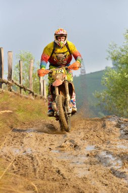 SIBIU, ROMANIA - 12 HAZİRAN - 16 HAZİRAN: KTM motosikletli Red Bull ROMANIACS Hard Enduro Rallisi Copetitors. Dünyanın en zor dayanıklı rallisi. 12 Temmuz - 16 Temmuz 2016 Sibiu, Romanya.