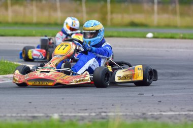 PREJMER, BRASOV, ROMANIA - 3 MAYIS: Ulusal Karting Şampiyonası Dunlop 2015 'te 3 Mayıs 2015' te Romanya 'nın Prejmer kentinde yarışan bilinmeyen pilotlar