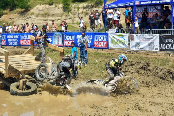 SIBIU, ROMANIA - 12 HAZİRAN - 16 HAZİRAN: KTM motosikletli Red Bull ROMANIACS Hard Enduro Rallisi Copetitors. Dünyanın en zor dayanıklı rallisi. 12 Temmuz - 16 Temmuz 2016 Sibiu, Romanya.