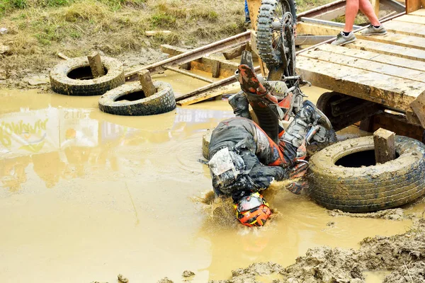 SIBIU, ROMANIA - 12 HAZİRAN - 16 HAZİRAN: KTM motosikletli Red Bull ROMANIACS Hard Enduro Rallisi Copetitors. Dünyanın en zor dayanıklı rallisi. 12 Temmuz - 16 Temmuz 2016 Sibiu, Romanya.