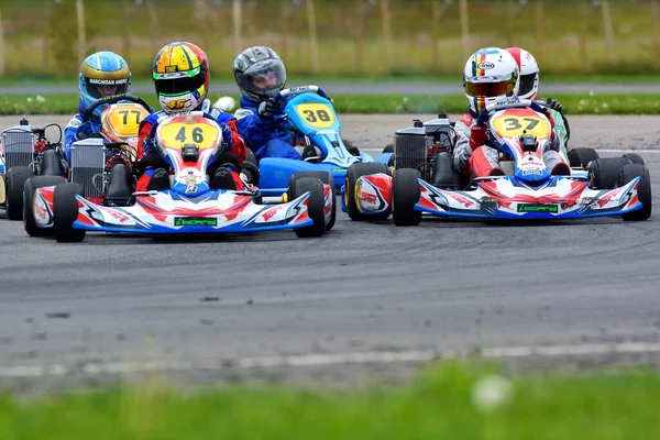 PREJMER, BRASOV, ROMANIA - 3 MAYIS: Ulusal Karting Şampiyonası Dunlop 2015 'te 3 Mayıs 2015' te Romanya 'nın Prejmer kentinde yarışan bilinmeyen pilotlar