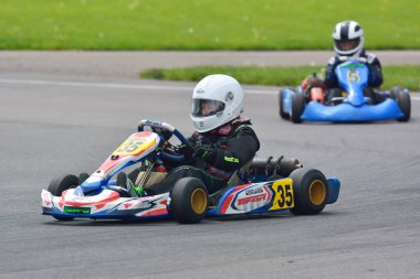 PREJMER, BRASOV, ROMANIA - 3 MAYIS: Ulusal Karting Şampiyonası Dunlop 2015 'te 3 Mayıs 2015' te Romanya 'nın Prejmer kentinde yarışan bilinmeyen pilotlar