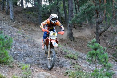 SIBIU, ROMANIA - 12 HAZİRAN - 16 HAZİRAN: KTM motosikletli Red Bull ROMANIACS Hard Enduro Rallisi Copetitors. Dünyanın en zor dayanıklı rallisi. 12 Temmuz - 16 Temmuz 2016 Sibiu, Romanya.