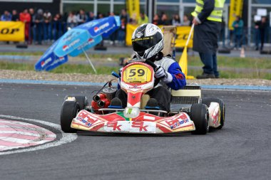 PREJMER, BRASOV, ROMANIA - 3 MAYIS: Ulusal Karting Şampiyonası Dunlop 2015 'te 3 Mayıs 2015' te Romanya 'nın Prejmer kentinde yarışan bilinmeyen pilotlar