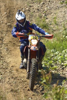 SIBIU, ROMANIA - 12 HAZİRAN - 16 HAZİRAN: KTM motosikletli Red Bull ROMANIACS Hard Enduro Rallisi Copetitors. Dünyanın en zor dayanıklı rallisi. 12 Temmuz - 16 Temmuz 2016 Sibiu, Romanya.