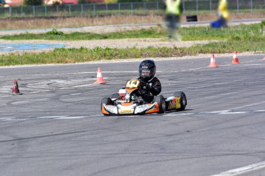 PREJMER, BRASOV, ROMANIA - 3 MAYIS: Ulusal Karting Şampiyonası Dunlop 2015 'te 3 Mayıs 2015' te Romanya 'nın Prejmer kentinde yarışan bilinmeyen pilotlar