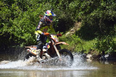 SIBIU, ROMANIA - 12 HAZİRAN - 16 HAZİRAN: KTM motosikletli Red Bull ROMANIACS Hard Enduro Rallisi Copetitors. Dünyanın en zor dayanıklı rallisi. 12 Temmuz - 16 Temmuz 2016 Sibiu, Romanya.