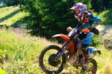 SIBIU, ROMANIA - 12 HAZİRAN - 16 HAZİRAN: KTM motosikletli Red Bull ROMANIACS Hard Enduro Rallisi Copetitors. Dünyanın en zor dayanıklı rallisi. 12 Temmuz - 16 Temmuz 2016 Sibiu, Romanya.