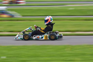 PREJMER, BRASOV, ROMANIA - 3 MAYIS: Ulusal Karting Şampiyonası Dunlop 2015 'te 3 Mayıs 2015' te Romanya 'nın Prejmer kentinde yarışan bilinmeyen pilotlar