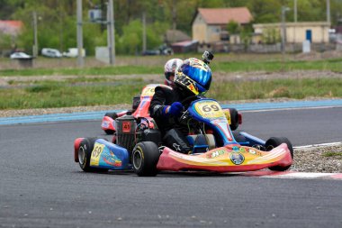 PREJMER, BRASOV, ROMANIA - 3 MAYIS: Ulusal Karting Şampiyonası Dunlop 2015 'te 3 Mayıs 2015' te Romanya 'nın Prejmer kentinde yarışan bilinmeyen pilotlar