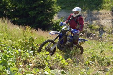 SIBIU, ROMANIA - 12 HAZİRAN - 16 HAZİRAN: KTM motosikletli Red Bull ROMANIACS Hard Enduro Rallisi Copetitors. Dünyanın en zor dayanıklı rallisi. 12 Temmuz - 16 Temmuz 2016 Sibiu, Romanya.