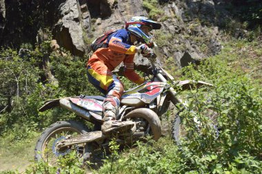 SIBIU, ROMANIA - 12 HAZİRAN - 16 HAZİRAN: KTM motosikletli Red Bull ROMANIACS Hard Enduro Rallisi Copetitors. Dünyanın en zor dayanıklı rallisi. 12 Temmuz - 16 Temmuz 2016 Sibiu, Romanya.