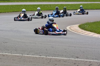 PREJMER, BRASOV, ROMANIA - 3 MAYIS: Ulusal Karting Şampiyonası Dunlop 2015 'te 3 Mayıs 2015' te Romanya 'nın Prejmer kentinde yarışan bilinmeyen pilotlar