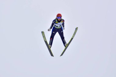 Rasnov, Romanya - 7 Şubat 2015 tarihinde Romanya 'nın Rasnov kentinde düzenlenen FIS Kayakla Atlama Dünya Kupası Bayanlar kategorisinde tanınmayan kayakçı yarışıyor