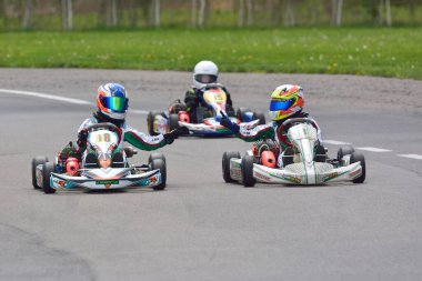 PREJMER, BRASOV, ROMANIA - 3 MAYIS: Ulusal Karting Şampiyonası Dunlop 2015 'te 3 Mayıs 2015' te Romanya 'nın Prejmer kentinde yarışan bilinmeyen pilotlar