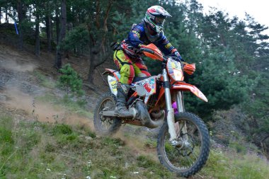 SIBIU, ROMANIA - 12 HAZİRAN - 16 HAZİRAN: KTM motosikletli Red Bull ROMANIACS Hard Enduro Rallisi Copetitors. Dünyanın en zor dayanıklı rallisi. 12 Temmuz - 16 Temmuz 2016 Sibiu, Romanya.