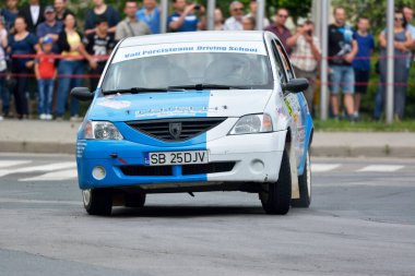 TULCEA, ROMANIA - 11 Haziran 2016: Tuna Deltası Rallisi 'ndeki yarışmacılar 9 Haziran - 11 Haziran 2016 tarihlerinde Romanya' nın Tulcea kentinde düzenlenen Ulusal Ralli Şampiyonası ve FIA Avrupa Ralli Kupası 'nda sahne aldılar.