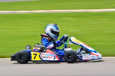 PREJMER, BRASOV, ROMANIA - 3 MAYIS: Ulusal Karting Şampiyonası Dunlop 2015 'te 3 Mayıs 2015' te Romanya 'nın Prejmer kentinde yarışan bilinmeyen pilotlar