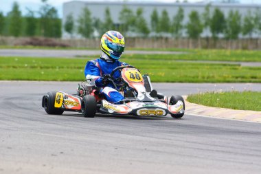 PREJMER, BRASOV, ROMANIA - 3 MAYIS: Ulusal Karting Şampiyonası Dunlop 2015 'te 3 Mayıs 2015' te Romanya 'nın Prejmer kentinde yarışan bilinmeyen pilotlar