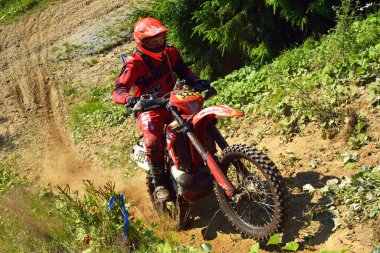SIBIU, ROMANIA - 12 HAZİRAN - 16 HAZİRAN: KTM motosikletli Red Bull ROMANIACS Hard Enduro Rallisi Copetitors. Dünyanın en zor dayanıklı rallisi. 12 Temmuz - 16 Temmuz 2016 Sibiu, Romanya.