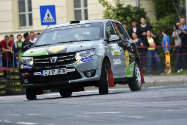 TULCEA, ROMANIA - 11 Haziran 2016: Tuna Deltası Rallisi 'ndeki yarışmacılar 9 Haziran - 11 Haziran 2016 tarihlerinde Romanya' nın Tulcea kentinde düzenlenen Ulusal Ralli Şampiyonası ve FIA Avrupa Ralli Kupası 'nda sahne aldılar.