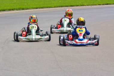 PREJMER, BRASOV, ROMANIA - 3 MAYIS: Ulusal Karting Şampiyonası Dunlop 2015 'te 3 Mayıs 2015' te Romanya 'nın Prejmer kentinde yarışan bilinmeyen pilotlar