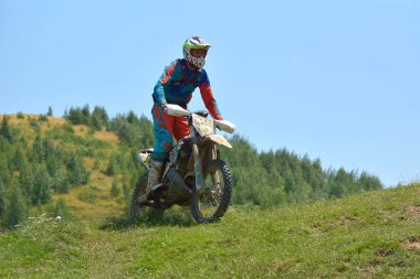SIBIU, ROMANIA - 12 HAZİRAN - 16 HAZİRAN: KTM motosikletli Red Bull ROMANIACS Hard Enduro Rallisi Copetitors. Dünyanın en zor dayanıklı rallisi. 12 Temmuz - 16 Temmuz 2016 Sibiu, Romanya.