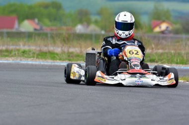 PREJMER, BRASOV, ROMANIA - 3 MAYIS: Ulusal Karting Şampiyonası Dunlop 2015 'te 3 Mayıs 2015' te Romanya 'nın Prejmer kentinde yarışan bilinmeyen pilotlar