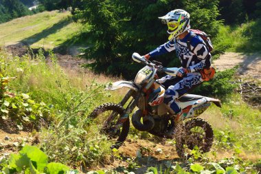 SIBIU, ROMANIA - 12 HAZİRAN - 16 HAZİRAN: KTM motosikletli Red Bull ROMANIACS Hard Enduro Rallisi Copetitors. Dünyanın en zor dayanıklı rallisi. 12 Temmuz - 16 Temmuz 2016 Sibiu, Romanya.