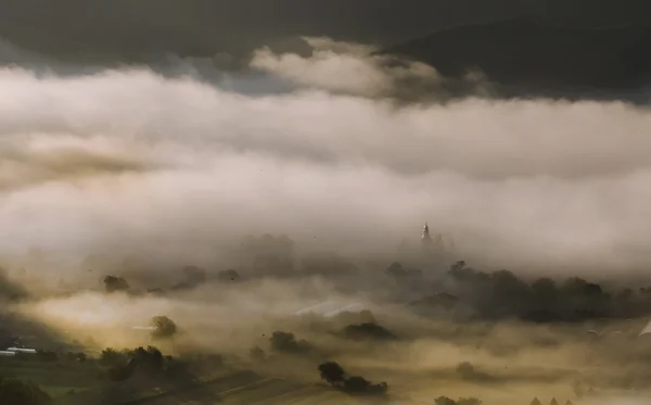 Bentang alam pegunungan dengan kabut — Stok Foto