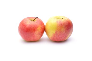 Beyaz arkaplanda kırmızı elma izole edildi